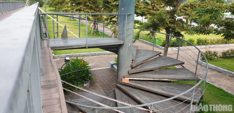 Lối cầu thang dẫn lên đoạn đi bộ trong công viên hoa Hạ Long xập xệ, mục nát mất an toàn.