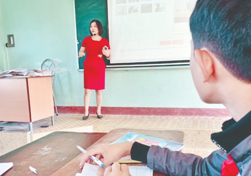 Cô giáo Nguyễn Thị Tươi trong giờ dạy Tiếng Anh. Ảnh:
