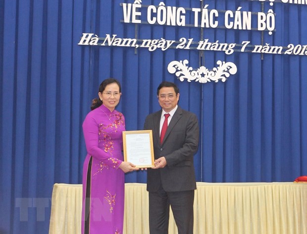 Ông Phạm Minh Chính, ủy viên Bộ Chính trị, Bí thư Trung ương Đảng, Trưởng ban Tổ chức Trung ương trao quyết định của Bộ Chính trị cho bà Lê Thị Thủy. Ảnh: TTXVN
