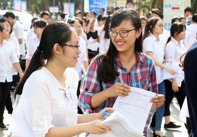 Tư vấn tuyển sinh là dịp để thí sinh có lựa chọn cuối cùng trước khi đăng ký nguyện vọng vào các trường ĐH, CĐ. Ảnh: Bắc Việt