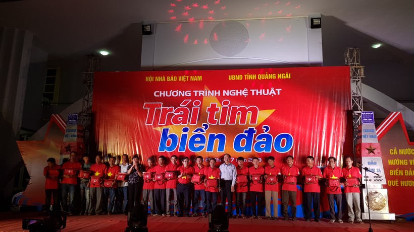 Hội Nhà báo Việt Nam tổ chức chương trình “Trái tim biển đảo”