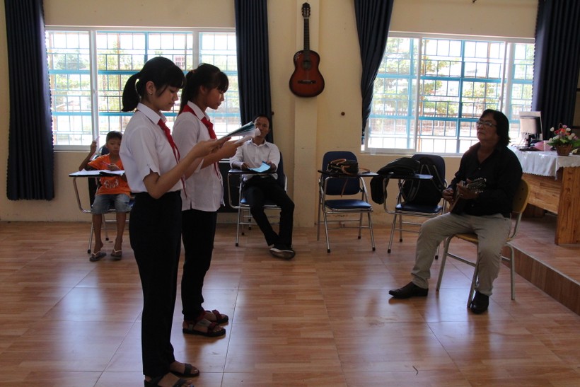 Nghệ nhân ưu tú Trịnh Công Sơn đang hướng dẫn các em HS tập một làn điệu bài chòi