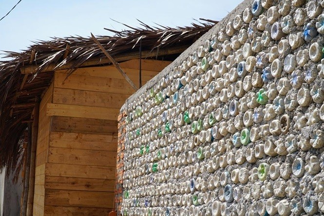 Ngôi nhà xây dựng bằng 6.000 vỏ chai nhựa được anh Nguyễn Lợi (29 tuổi một cư dân trên đảo) hình thành nên ý tưởng khi thấy tình trạng chai nhựa bỏ đi rất nhiều. Ảnh Nguyễn Ngọc.
