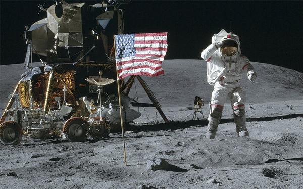 Cuộn băng gốc ghi hình chuyến bay lên Mặt Trăng của tàu Apollo 11 được Gary George mua lại với giá chỉ 217.77 USD (khoảng 5 triệu đồng).