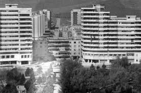 Tòa nhà nặng 7.600 tấn chắn ngang đường, trở thành vật cản khi các nhà chức trách muốn xây một đại lộ trong thành phố Alba Iulia, Romania, vào năm 1987. Đây là một trong những chung cư theo phong cách Liên Xô mọc lên ồ ạt tại Romania giữa thế kỷ 20.