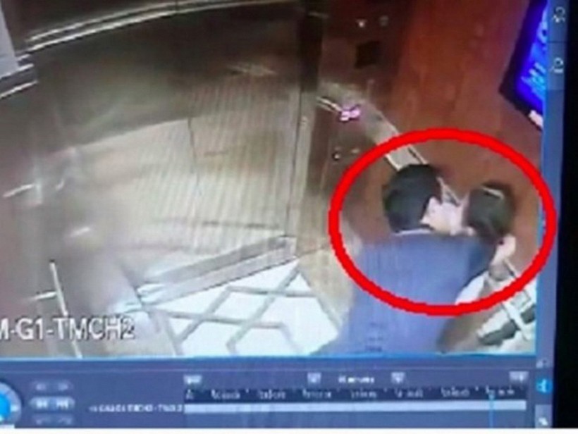 Ông Nguyễn Hữu Linh ôm hôn bé gái trong thang máy chung cư. Ảnh cắt từ clip
