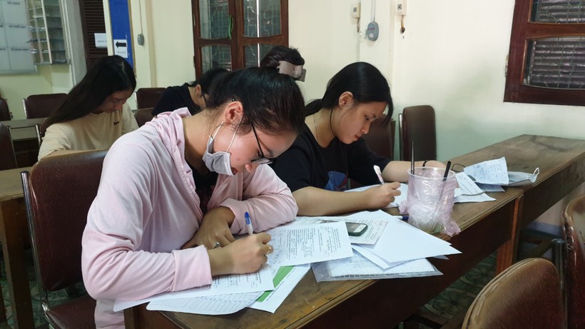 Thí sinh đến thay đổi nguyện vọng xét tuyển ĐH tại Trường THPT Huỳnh Thúc Kháng