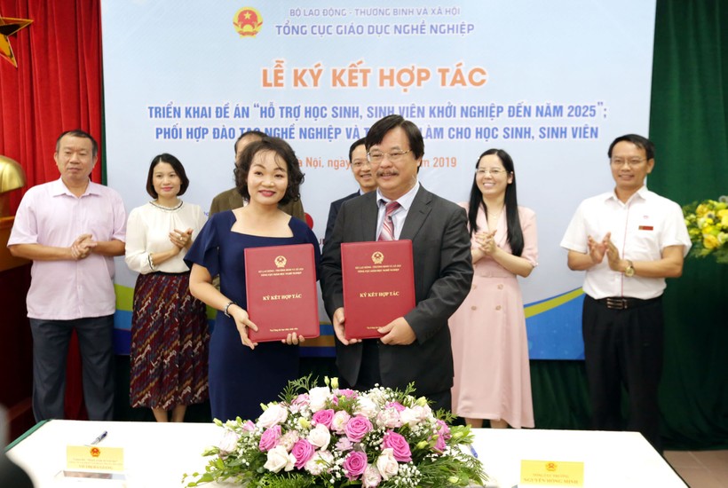 Bà Võ Thị Hà Giang và Tổng cục trưởng Tổng cục GDNN Nguyễn Hồng Minh trao thỏa thuận hợp tác triển khai Đề án “Hỗ trợ HSSV khởi nghiệp đến năm 2025”