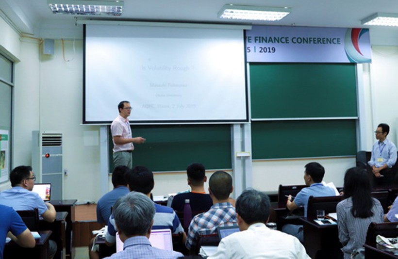 Giáo sư Phạm Huyên thuyết trình báo cáo khoa học tại Hội thảo Tài chính định lượng châu Á lần thứ 7 do Viện Nghiên cứu cao cấp về Toán tổ chức mới đây