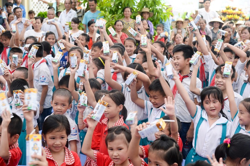 Niềm vui uống sữa trên gương mặt các em học sinh trường tiểu học Quy Kỳ, huyện Định Hoá, tỉnh Thái Nguyên.
