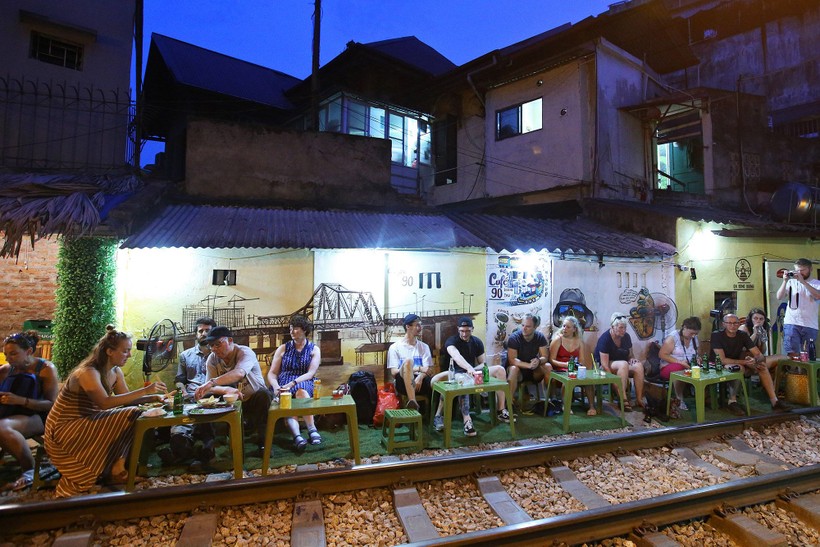 “Xóm đường tàu” lên đời thành điểm du lịch hấp dẫn ở Hà Nội