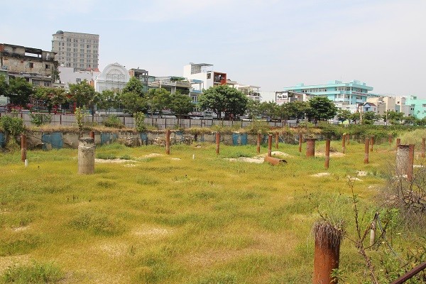 Một dự án thuộc quận Hải Châu, TP Đà Nẵng chậm triển khai, cỏ mọc um tùm gây lãng phí.