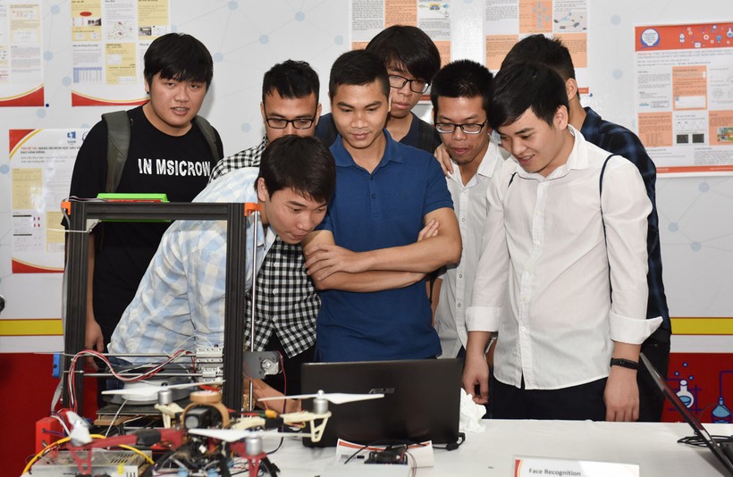 Sinh viên Trường ĐH Bách khoa Hà Nội tìm hiểu sản phẩm sáng tạo tại triển lãm Sáng tạo trẻ Bách khoa 2019. Ảnh: NT