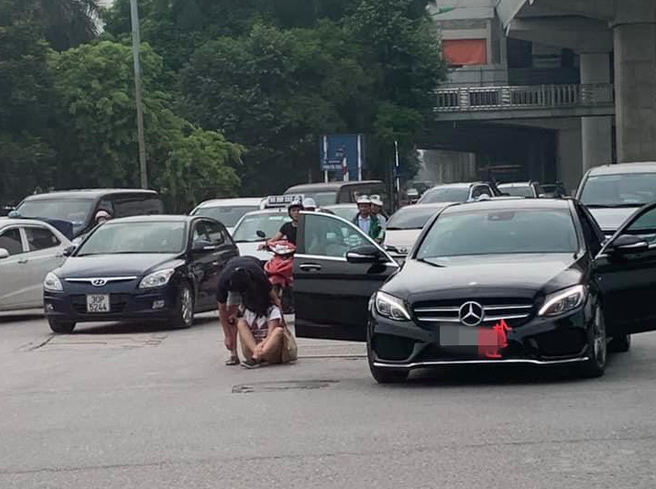 Chiếc Mercedes mở toang hai cánh giữa đường, đôi nam nữ vẫn đang ngồi ngay đó.