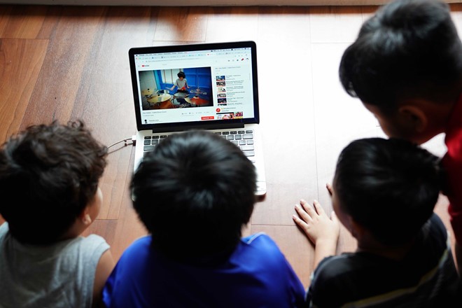 Bà mẹ Mỹ chia sẻ cách bảo vệ con khỏi nội dung xấu trên Youtube