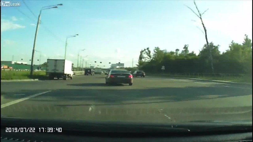 Video: Cú đâm kinh hoàng kiến ô tô con lộn nhiều vòng trên cao tốc