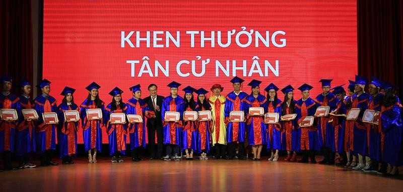 Chương trình tuyên dương các thủ khoa xuất sắc trở thành hoạt động thường niên của thành phố Hà Nội .	