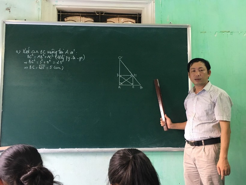 Thầy Nguyễn Viết Tiến - giáo viên hợp đồng Trường THCS Xuân Sơn (TX Sơn Tây, Hà Nội)