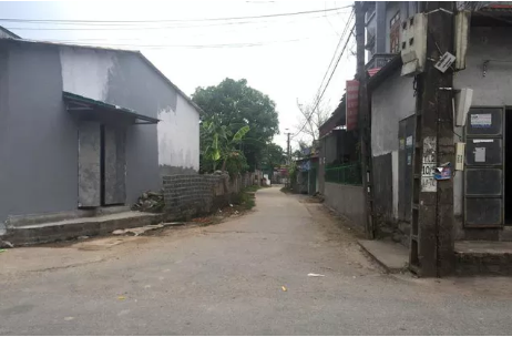 Con ngõ nhỏ dẫn vào ngôi nhà sinh sống của đối tượng Trưởng tại thôn Tiền Liệt, xã Tân Phong. Ảnh: Đ.Tùy.