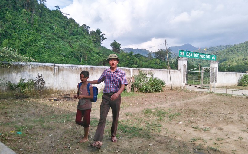 Thầy Nguyễn Văn Tuấn trong một lần đi đón học sinh dân tộc Đan Lai đến trường