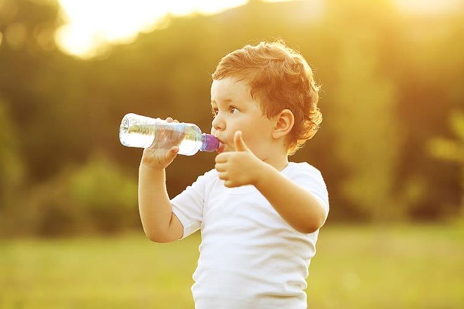 Trẻ cần bổ sung chất lỏng thường xuyên để tránh bị mất nước. Ảnh: Kiddipedia.