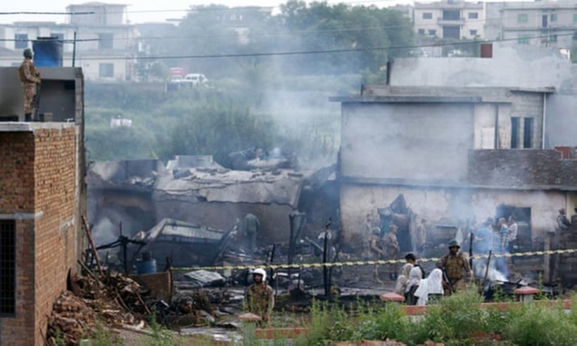 Chiếc máy bay rơi xuống thành phố Rawalpindi – nơi có trụ sở chính của quân sự Pakistan