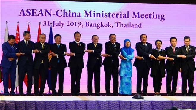 Ngoại trưởng các nước ASEAN và Ngoại trưởng Trung Quốc Vương Nghị chụp ảnh chung tại hội nghị. (Ảnh: TTXVN)