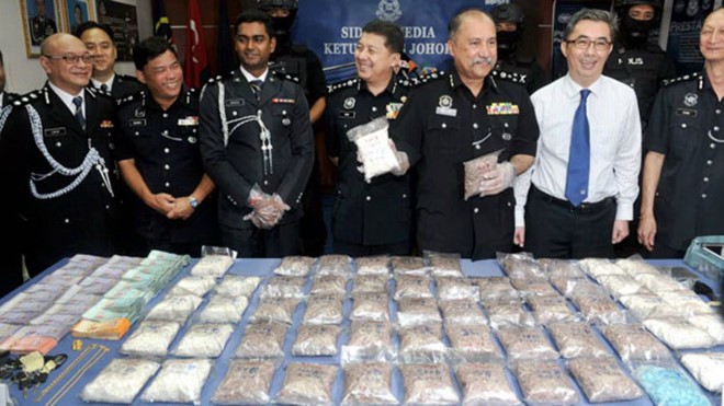 Cảnh sát Malaysia trưng bày tang vật sau một đợt truy quét đường dây buôn ma túy sang Singapore.