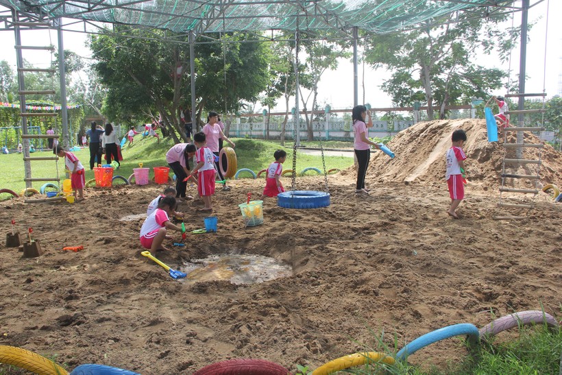 “Công viên” ngay tại Trường MN Hoa Anh Đào giúp trẻ tăng cường vận động, được thiết kế với bàn tay khéo léo của các cán bộ, giáo viên, nhân viên của trường