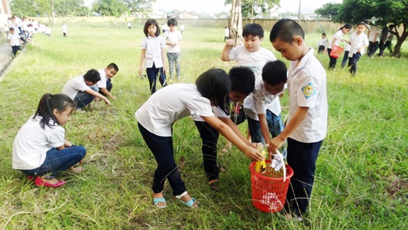 Học sinh Trường TH Yên Thọ (Đông Triều, Quảng Ninh) vệ sinh khuôn viên trường. Ảnh: Hữu Cường