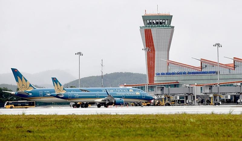 Cục Hàng không Việt Nam vừa thông báo tạm ngừng khai thác các chuyến bay đến sân bay Vân Đồn (Quảng Ninh) và sân bay Cát Bi (Hải Phòng) từ 12 giờ trưa nay (2/8) đến 12 trưa mai (3/8) để đảm bảo an ninh, an toàn cho hoạt động khai thác.