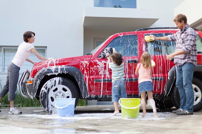 Rửa xe sai cách về lâu dài sẽ khiến xe nhanh xuống cấp và hư hỏng. Ảnh: thoughtco.com.