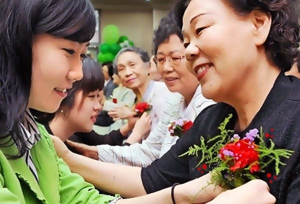 Người Hàn Quốc cài hoa cẩm chướng tặng mẹ trong ngày lễ Vu Lan.
