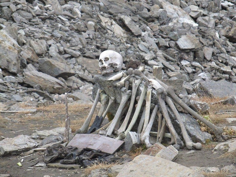Bí ẩn hồ xương người khổng lồ trên đỉnh Himalaya