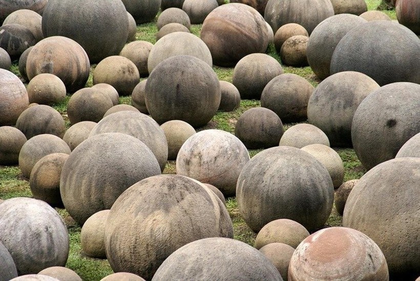 Vào những năm 1930, khoảng 300 khối đá tròn được tìm thấy trong các khu rừng sâu ở Costa Rica, có kích thước đa dạng từ đường kính 5 cm đến hơn 2 m, nặng tới 16 tấn. 