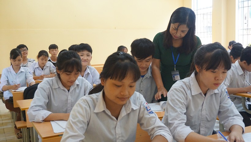 Cô giáo Nguyễn Thị Diệp cùng HS Trường THCS Đức Thượng, Hoài Đức, Hà Nội. Ảnh: Tr.Huyền
