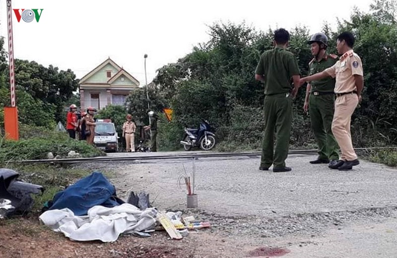 Công an huyện Tuyên Hóa đang tiến hành điều tra nguyên nhân vụ TNGT nghiêm trọng xảy khi 1 người phụ nữ đi xe máy cố tình băng qua đường sắt, bị tàu hỏa tông tử vong tại chỗ.
