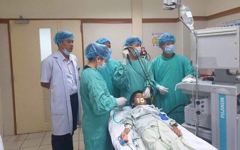 Ca phẫu thuật đua dị vật xương cá trê ra ngoài co thể bệnh nhân Chon do Bác sỹ CKII Hoàng Thị Lan Hương, Phó Giám đốc Bệnh viện T.Ư Huế thực hiện.