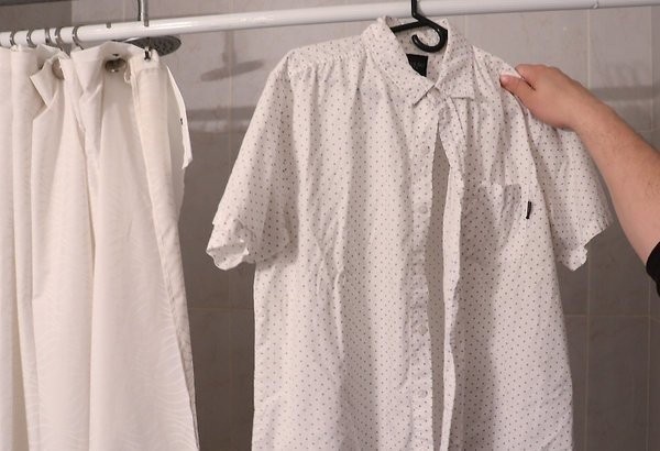 Quần áo sau khi giặt nếu bị nhăn có thể xịt giấm ăn vào rồi phơi khô.
