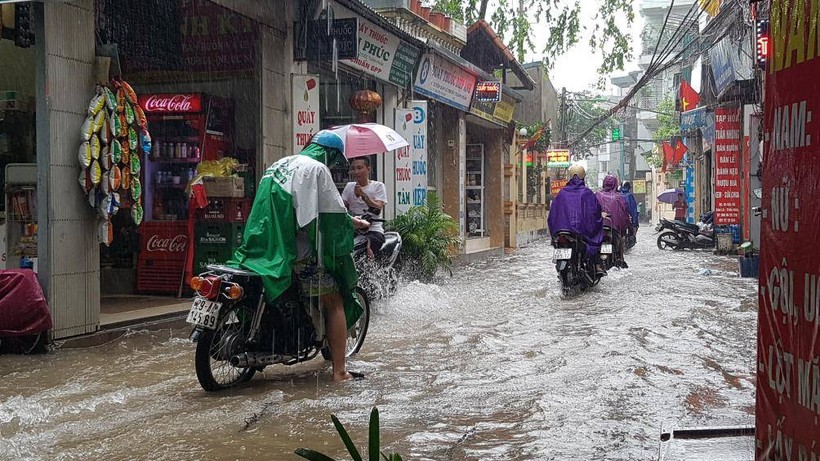 Sáng nay (3/8), ghi nhận của PV Báo Giao thông, do ảnh hưởng của cơn bão số 3, Hà Nội đã có mưa liên tục từ đêm ngày 2/8. Lượng mưa lớn khiến nhiều tuyến đường bị ngập nặng, phương tiện di chuyển vô cùng khó khăn.