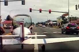 Video: Máy bay hạ cánh khẩn giữa đường tấp nập xe cộ