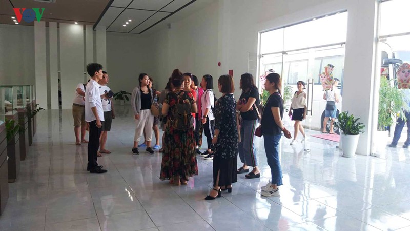 Nhiều người nước ngoài đã đến Khánh Hòa để bán hàng cho khách du lịch.