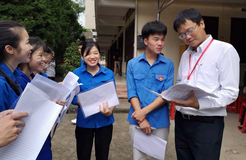 Thứ trưởng Lê Hải An tới thăm và động viên học sinh vùng biên giới tỉnh Cao Bằng