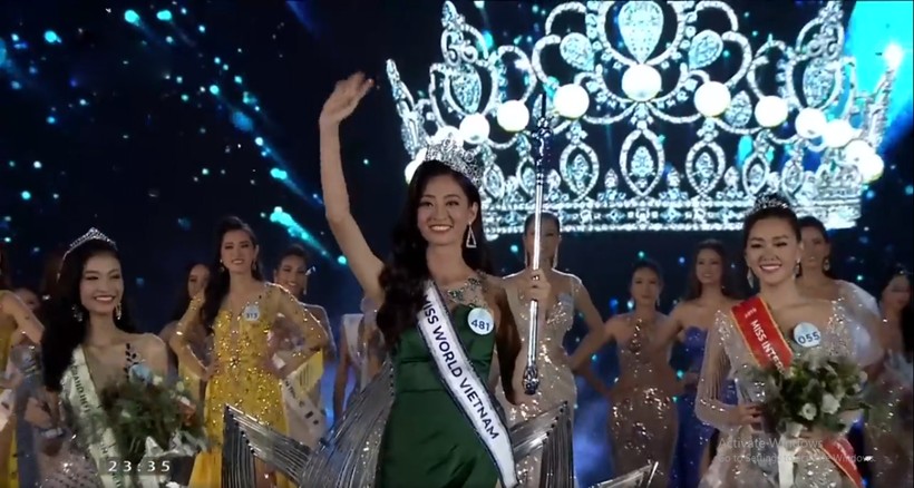 Lương Thùy Linh trong phút đăng quang tại Cuộc thi Hoa hậu Thế giới Việt Nam 2019