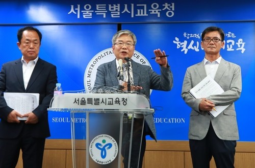 Ông Park Gun-ho, Trưởng phòng chính sách GD tại văn phòng GD Seoul, công bố kết quả đánh giá đối với 13 trường trung học tư thục tự chủ về tài chính