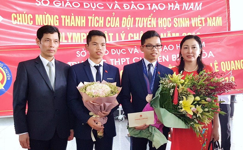 Ông Bùi Quang Cẩm - Tỉnh ủy viên, Phó Chủ tịch UBND tỉnh Hà Nam cùng NGƯT Đinh Thị Lụa tặng hoa chúc mừng đoàn học sinh tỉnh Hà Nam đạt thành tích cao tại kỳ thi Olympic châu Á