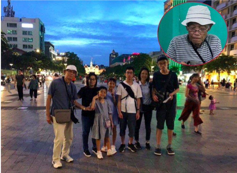 Cụ Oki Toshiyuki (ngoài cùng, bên trái) chụp ảnh kỷ niệm cùng gia đình ở phố đi bộ Nguyễn Huệ.