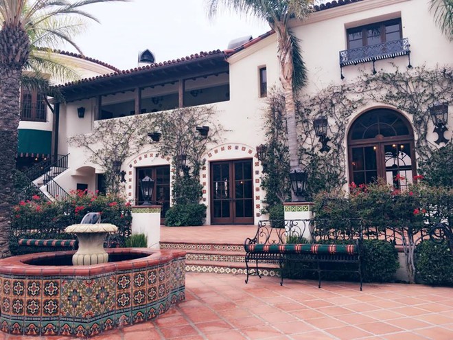 Năm 2015, giới tài chính xôn xao khi Hoàng Kiều bỏ ra 33 triệu USD mua lại villa Hummingbird Nest Ranch, vùng ngoại ô Los Angeles.