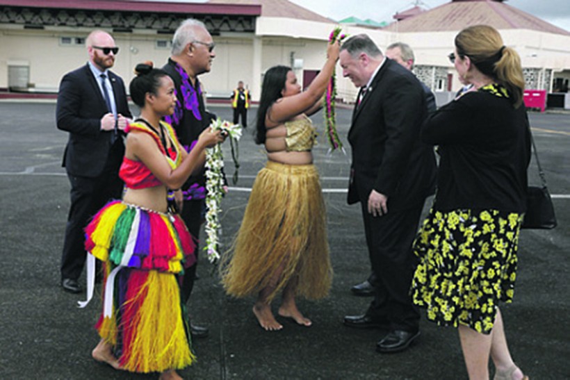 Ngoại trưởng Mỹ Michael Pompeo được đón tiếp nồng nhiệt tại sân bay quốc tế Pohnpei ở Kolonia, Micronesia. Ảnh AFP