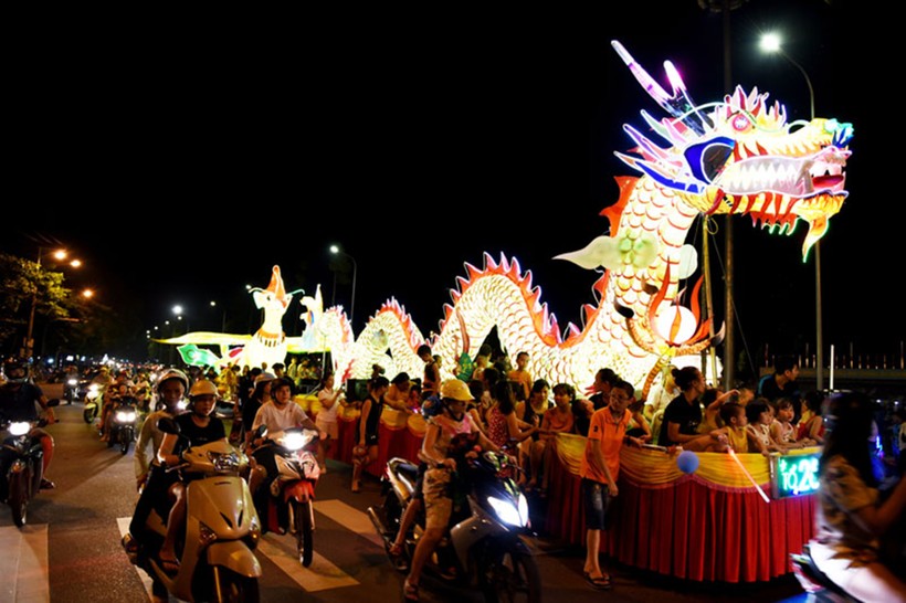 Rước mô hình đèn Trung thu trên đường phố trong Lễ hội Thành Tuyên